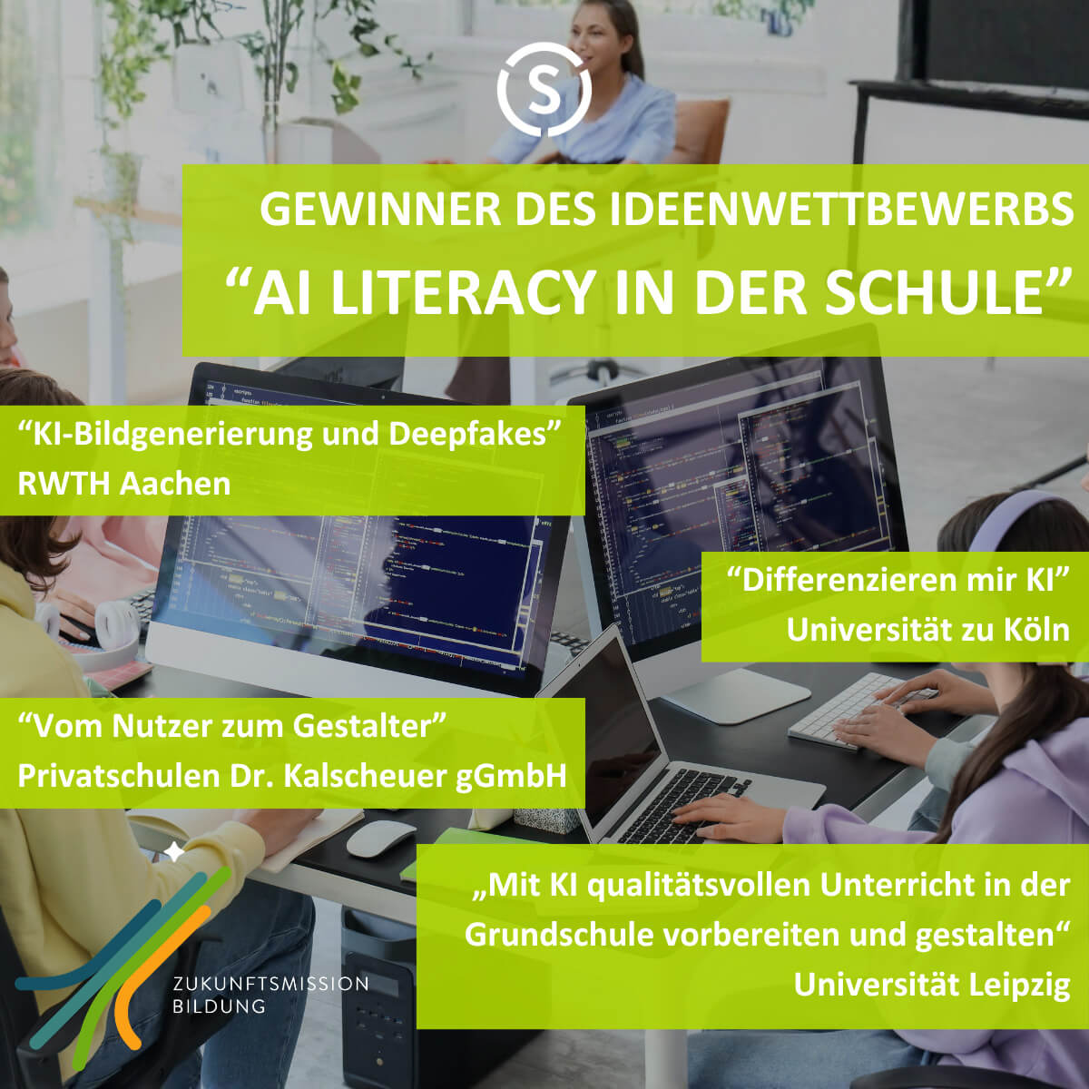 Drei Personen sitzen an Schreibtischen mit Laptops und Monitoren in einem modernen, hellen Raum. Im Vordergrund sind zwei Frauen von hinten zu sehen, eine trägt ein gelbes Oberteil, die andere ein grünes. Im Hintergrund sitzt eine weitere Person, deren Gesicht unscharf gemacht wurde. Auf den Monitoren sind grafische Oberflächen und Text zu erkennen. Über dem Bild liegt ein halbtransparenter, grüner Kasten mit weißem Text. Darin steht: 'GEWINNER DES IDEENWETTBEWERBS “AI LITERACY IN DER SCHULE”'. Darunter sind vier Zitate mit Projekttiteln und Institutionen in weißen und gelben Schriftfeldern angeordnet. Unten links befindet sich das Logo 'ZUKUNFTSMISSION BILDUNG' mit einem stilisierten Kreis und Linien.