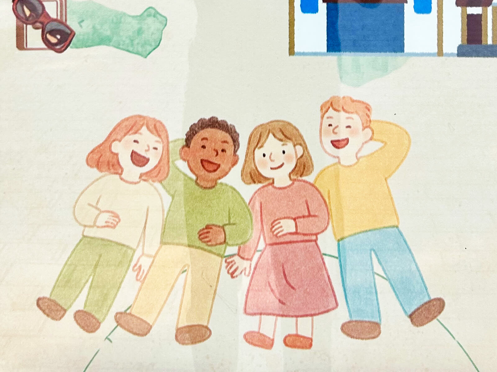 Im Vordergrund stehen vier Kinder nebeneinander und lächeln. Die Figuren sind in einem einfachen, farbigen Zeichenstil gehalten. Links oben sind Sonnenbrillen und ein grüner Fleck zu sehen, rechts oben ein Teil eines Gebäudes mit blauen und weißen Elementen. Die Szene wirkt freundlich und entspannt.