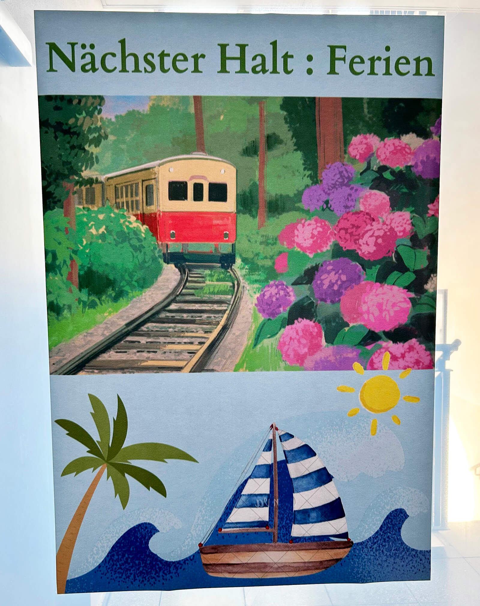 Oben fährt ein Zug mit rotem und beigem Wagen durch eine grüne Waldlandschaft, rechts davon blühen große violette und rosafarbene Hortensien. Darunter sind eine stilisierte Palme, ein Segelboot mit blau-weiß gestreiftem Segel und eine gelbe Sonne auf hellblauem Hintergrund abgebildet. Im oberen Bereich steht in großen grünen Buchstaben: 'Nächster Halt : Ferien'.