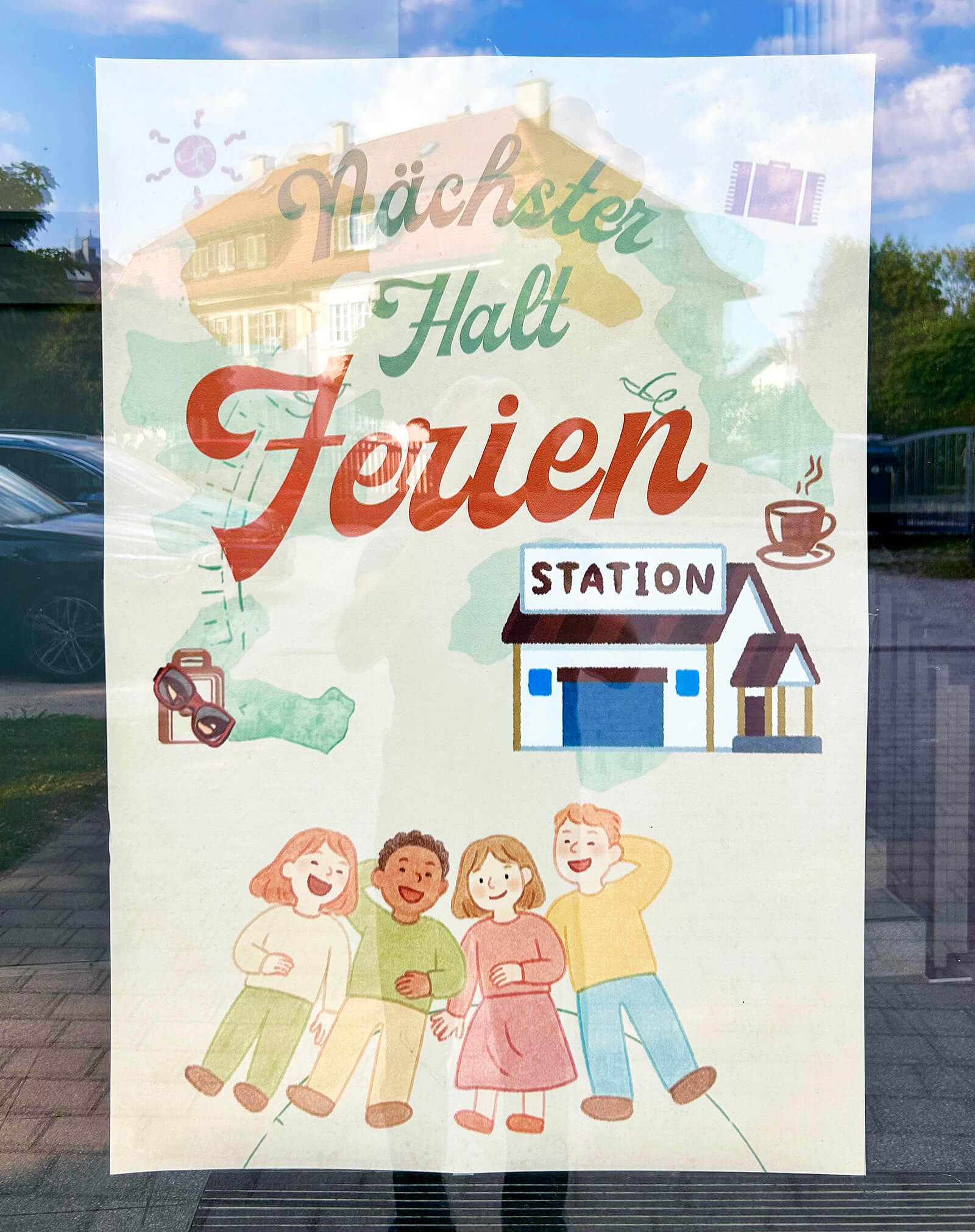 Plakat mit bunter Illustration: Im oberen Bereich steht in geschwungener Schrift 'Nächster Halt Ferien'. Darunter ist eine kleine Zeichnung eines Gebäudes mit Schild 'Station' und einer Kaffeetasse. Im unteren Bereich stehen vier Kinder nebeneinander, sie lachen und wirken fröhlich. Im Hintergrund sind grüne Flächen und kleine Symbole wie ein Koffer, ein Flugzeug und ein Buch zu sehen.